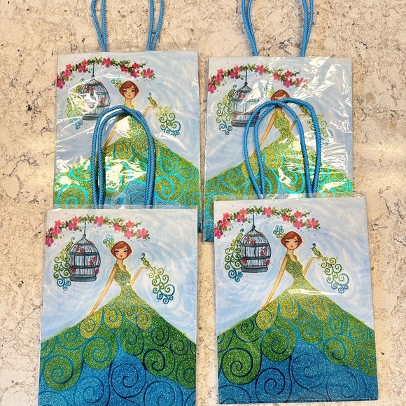 Papyrus Set of 4 Gift Bags New - Picture 2 of 6